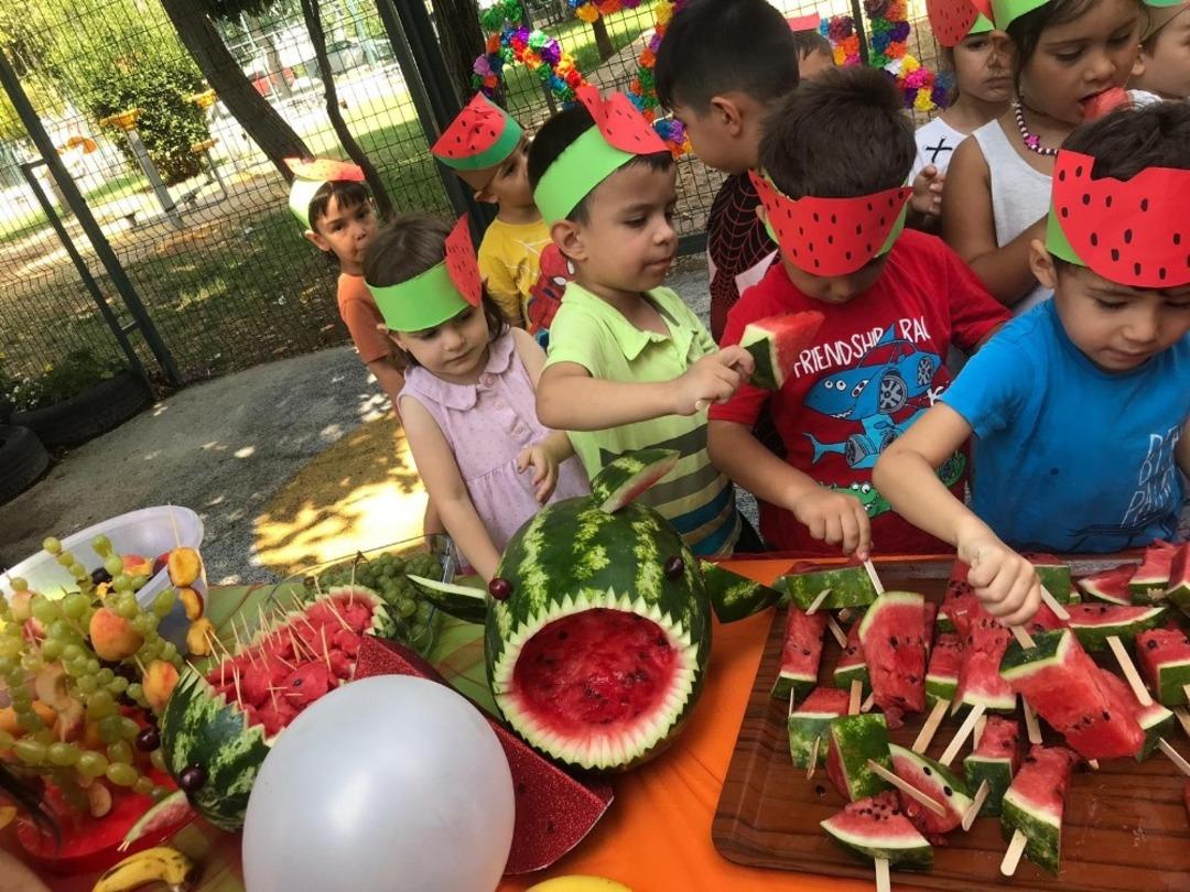 En &ccedil;ok karpuzu yiyebilmek i&ccedil;in kıyasıya yarıştı