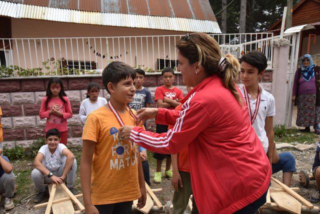 Osmaniye de &ccedil;ocuklar tahta arabalarla yarıştı 2
