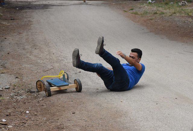 Osmaniye de &ccedil;ocuklar tahta arabalarla yarıştı 4