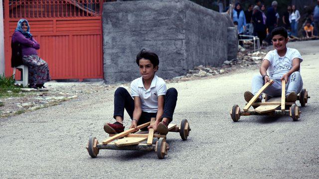 Osmaniye'de çocuklar tahta arabalarla yarıştı
