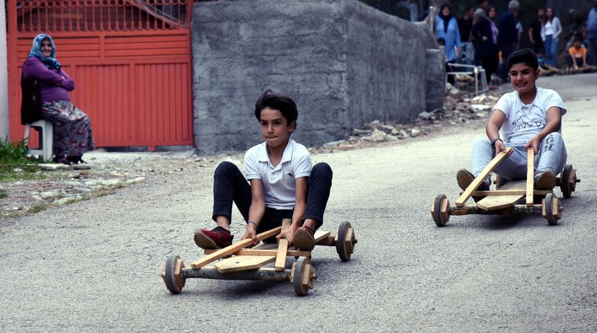 Osmaniye'de &ccedil;ocuklar tahta arabalarla yarıştı