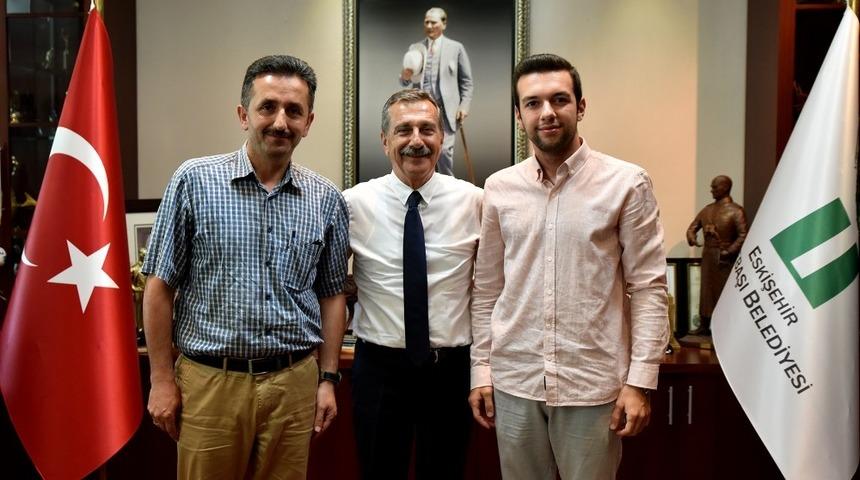 Başkan Ata&ccedil;, başarılı &ouml;ğrenciyi makamında ağırladı