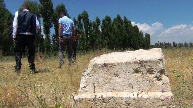 Toprak kayması tarihi mezarlığı açığa çıkarttı