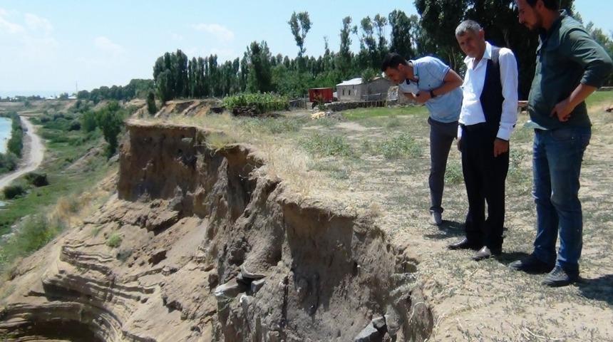 Toprak kayması tarihi mezarlığı a&ccedil;ığa &ccedil;ıkarttı