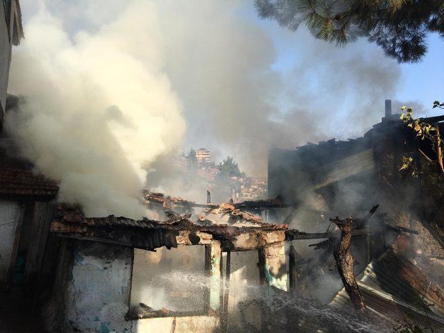 Amasya’da ev ve odunluk yangını