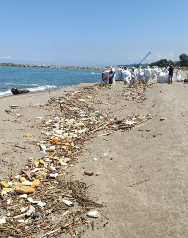 Selin Karadeniz kıyılarına getirdiği atıklar temizleniyor