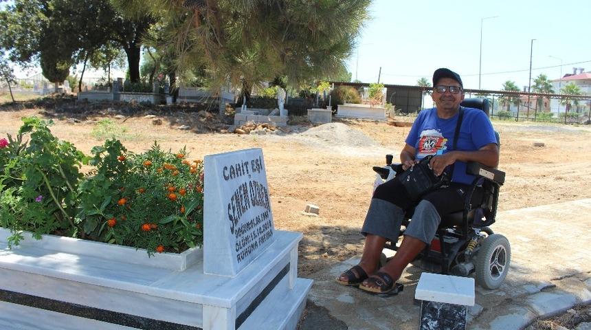 Annesinin kabrini ziyaret edemeyen engelliye mezarlık d&uuml;zenlemesi