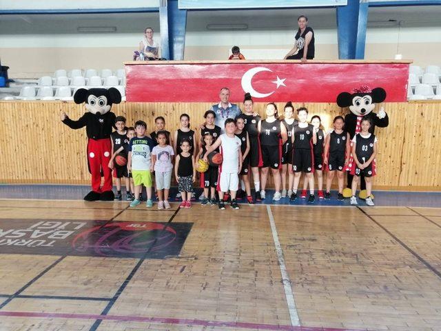 Micky ve Minnie antrenmana çıktı, minik sporcular gönüllerince eğlendi