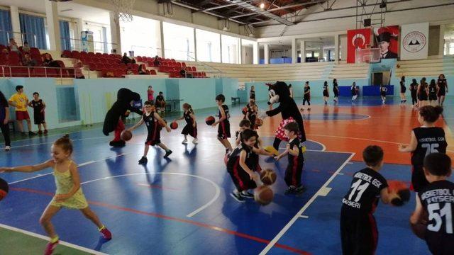 Micky ve Minnie antrenmana çıktı, minik sporcular gönüllerince eğlendi