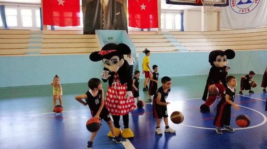 Micky ve Minnie antrenmana &ccedil;ıktı, minik sporcular g&ouml;n&uuml;llerince eğlendi