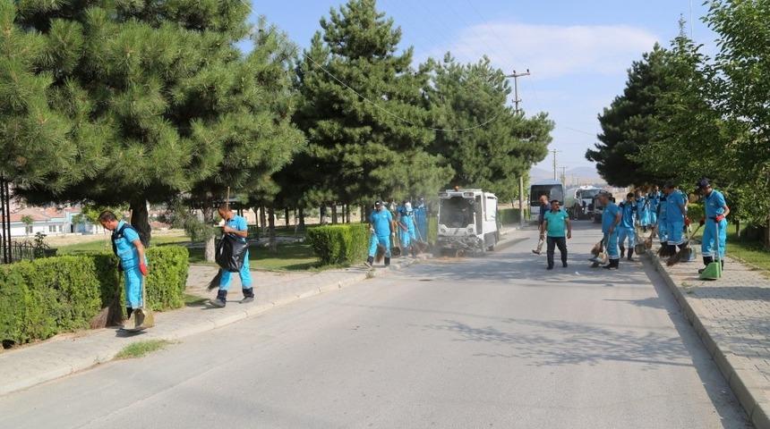 Niğde Belediyesi temizlik ekipleri her g&uuml;n bir mahallede