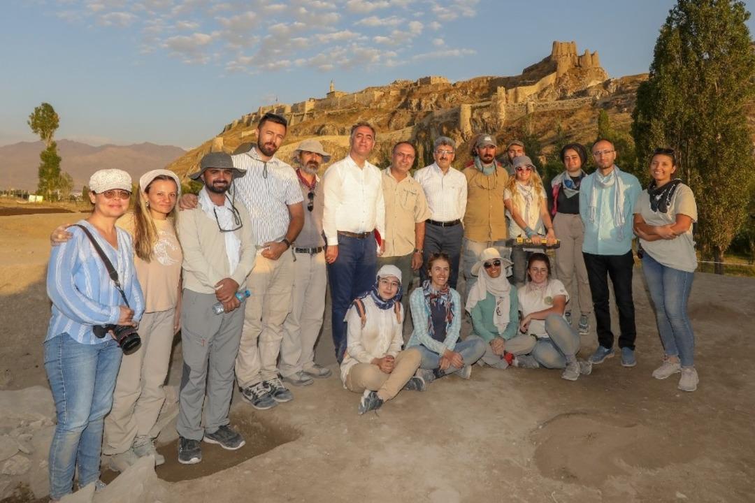 Vali Bilmez, Van Kalesi&rsquo;ndeki kazı alanında incelemelerde bulundu