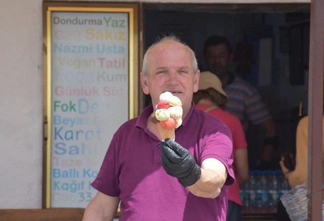 Hayata dönen Nazmi Usta'nın dondurmasının sırrı doğal meyveler ile taze süt