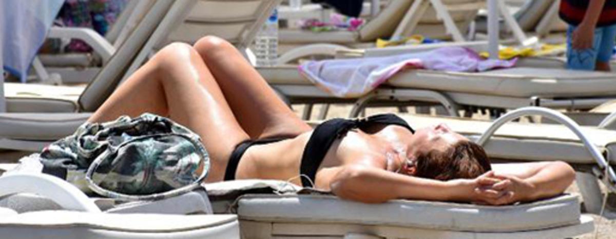 Marmaris'te sokaklar boşaldı, plajlar doldu