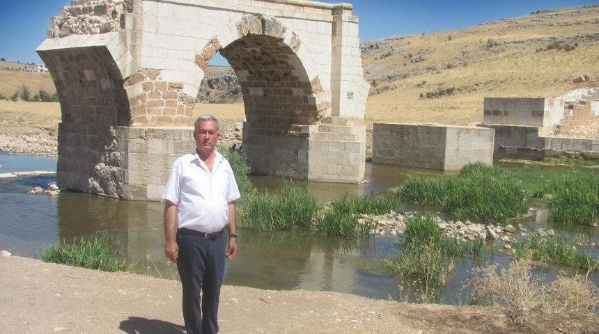 Arabanlılardan tarihi köprü çevresine piknik alanı talebi