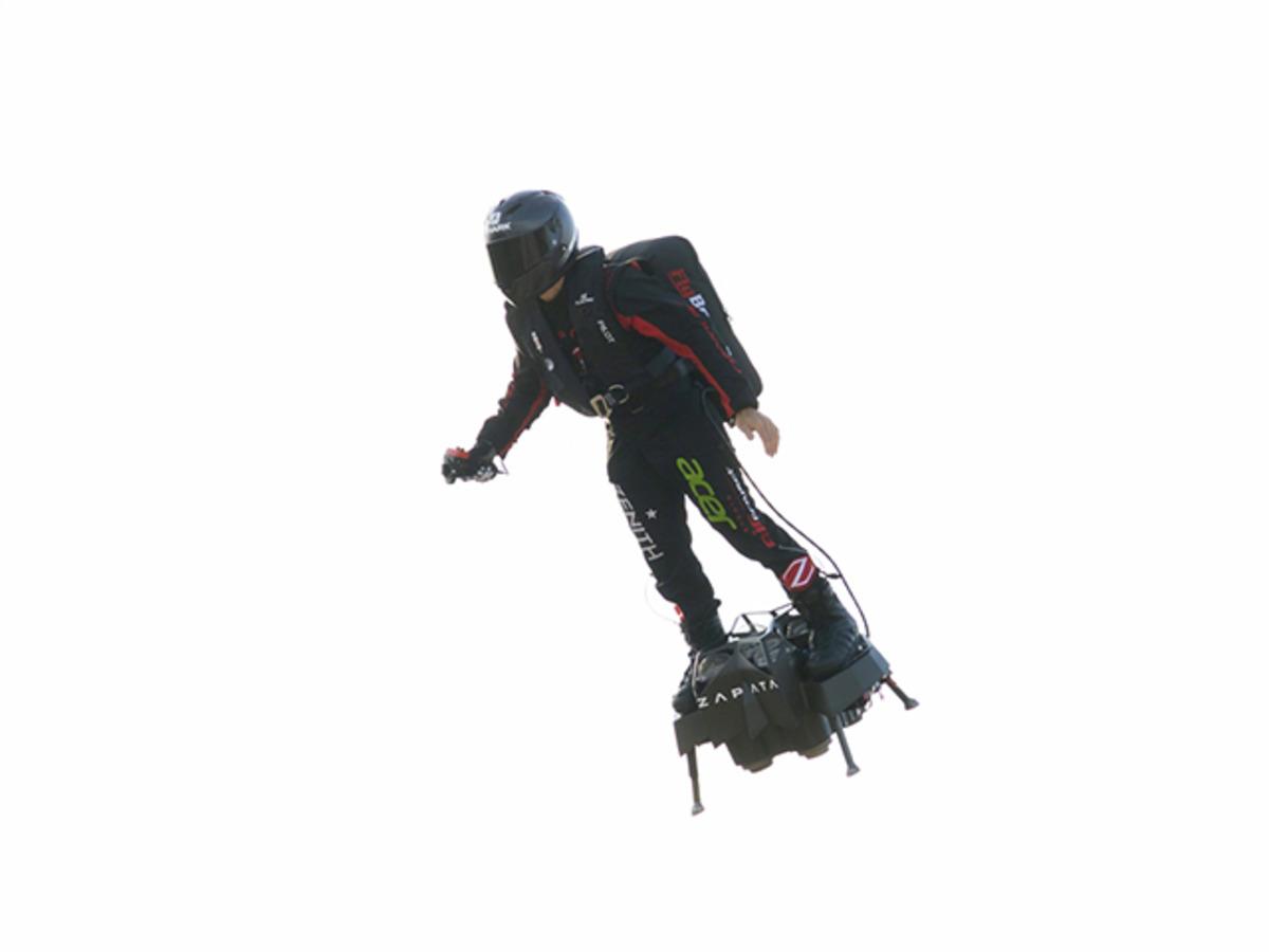 Fransız mucit Franky Zapata, Manş Denizi'ni u&ccedil;an kaykayla ge&ccedil;ti