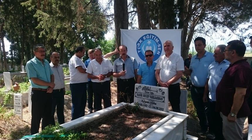 Recep Varlıakman &ouml;l&uuml;m&uuml;n 4. yılında mezarı başında anıldı
