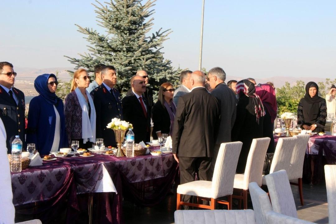 Vali Şehmus G&uuml;naydın: "Ne zaman tutmak istediğiniz bir el olursa bu el biz olalım"