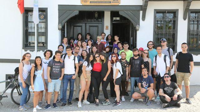 AIESEC gönüllüleri Atatürk’ü yazdı