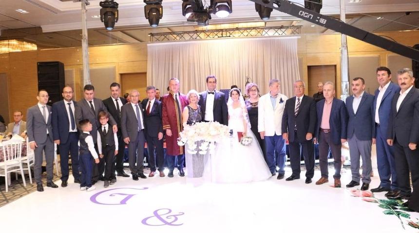 Eski belediye başkanının kızı d&uuml;nya evine girdi