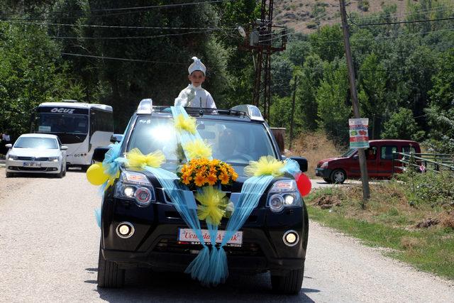 Emniyet müdürünün makam aracı, şehit oğluna sünnet arabası oldu