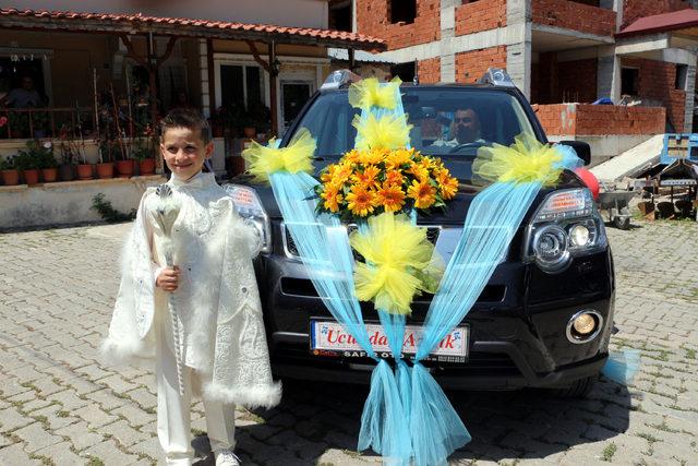 Emniyet müdürünün makam aracı, şehit oğluna sünnet arabası oldu