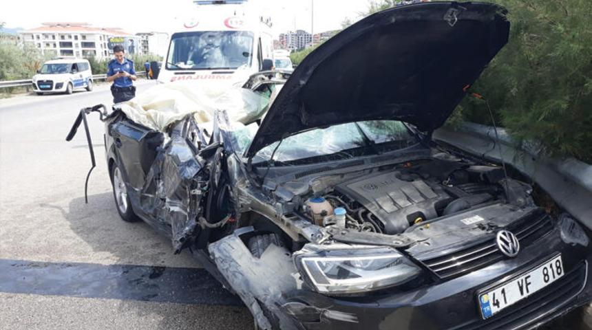 Bursa'da korkunç kaza! Lüks otomobilin tavanı kamyonda kaldı! 1 ölü, 2 yaralı