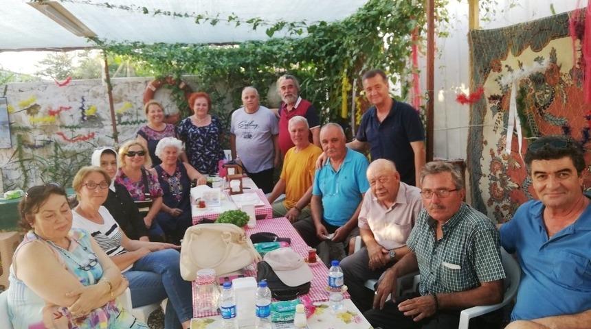 Burhaniye&rsquo;de okul arkadaşları 53 yıl sonra bir araya geldi