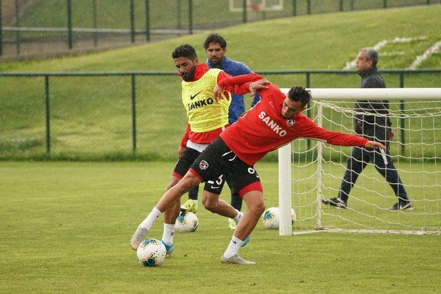 Gazişehir Gaziantepspor sis ve yağmur altında çalıştı