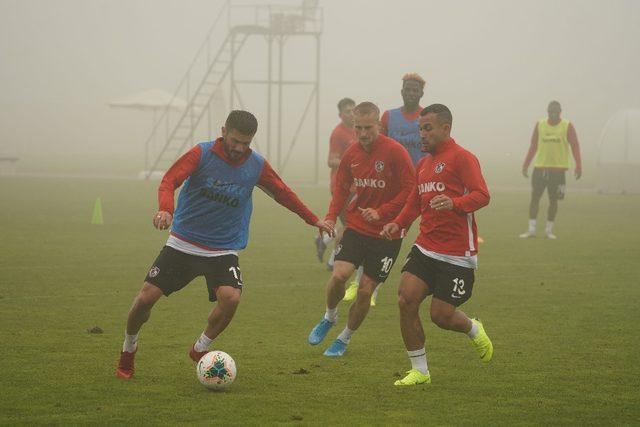 Gazişehir Gaziantepspor sis ve yağmur altında çalıştı