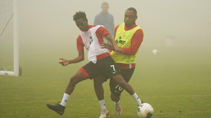 Gazişehir Gaziantepspor sis ve yağmur altında &ccedil;alıştı