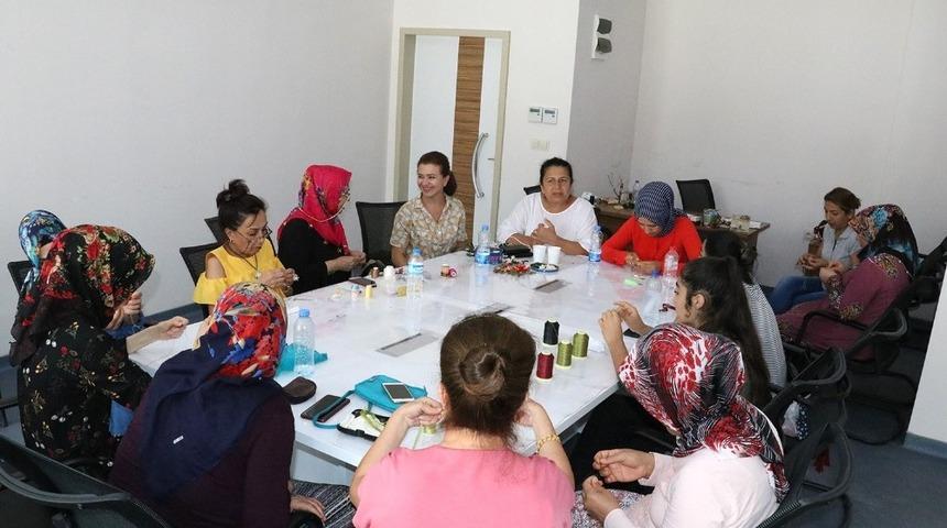 Mersin&rsquo;de gen&ccedil; kızlar iğne oyası &ouml;ğreniyor