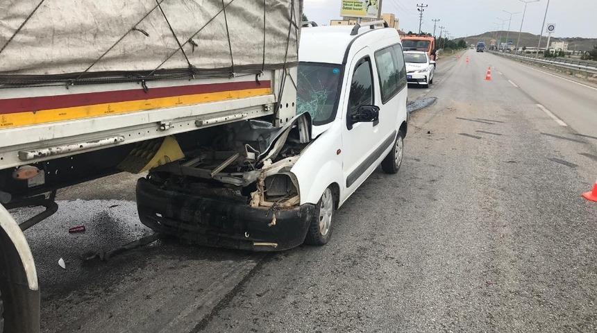 Ticari ara&ccedil; tıra arkadan &ccedil;arptı: 1 yaralı