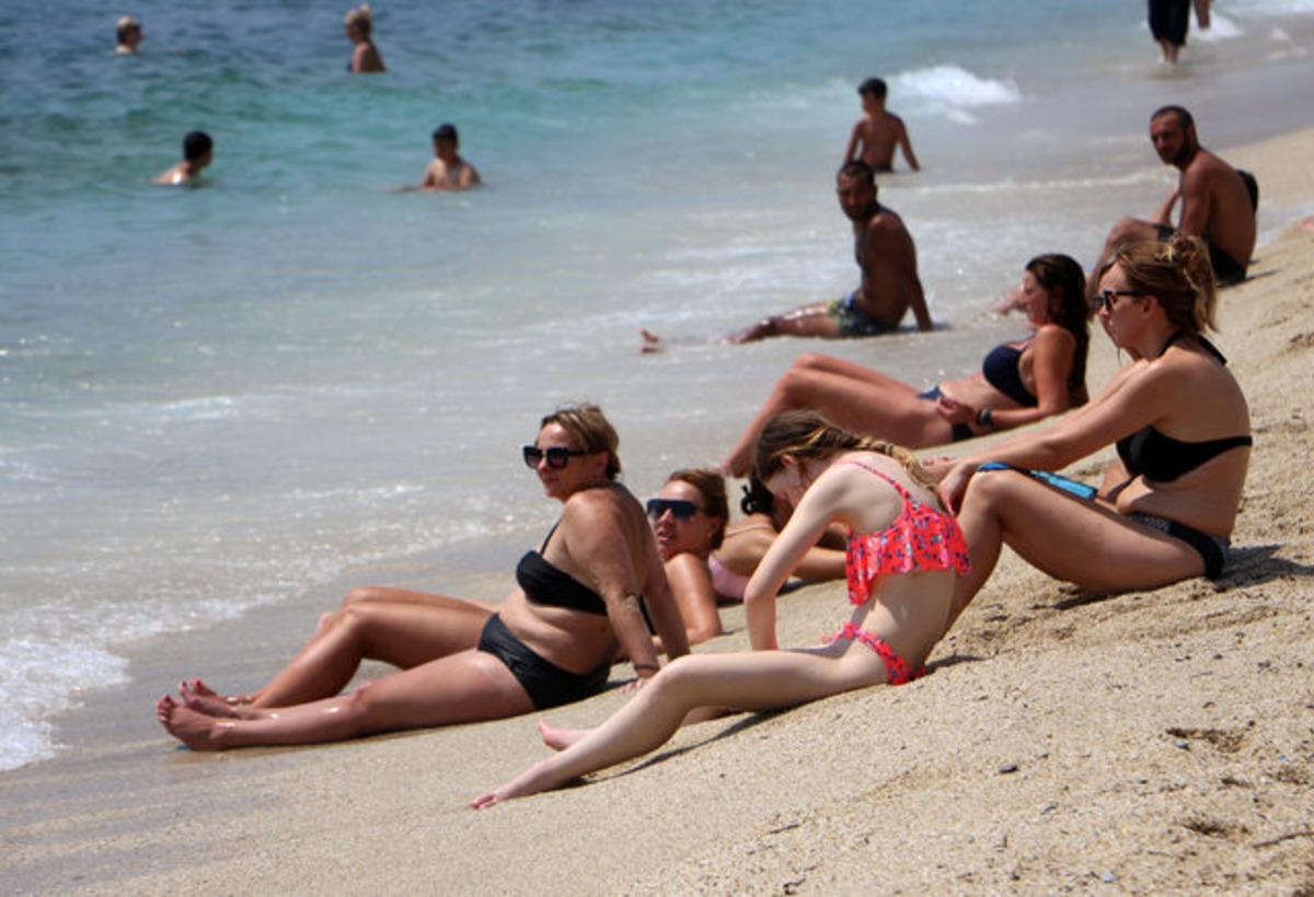 Alanya'da nemden bunalan sahile koştu