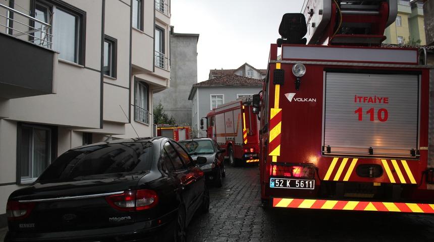 Mangal dumanı mahalleliyi sokağa d&ouml;kt&uuml;