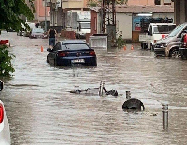 Ordu'da sağanak; yollar göle döndü, iş yerlerini su bastı