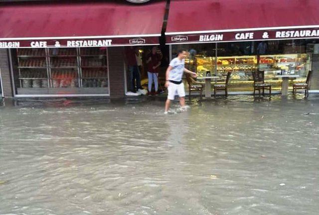 Ordu'da sağanak; yollar göle döndü, iş yerlerini su bastı