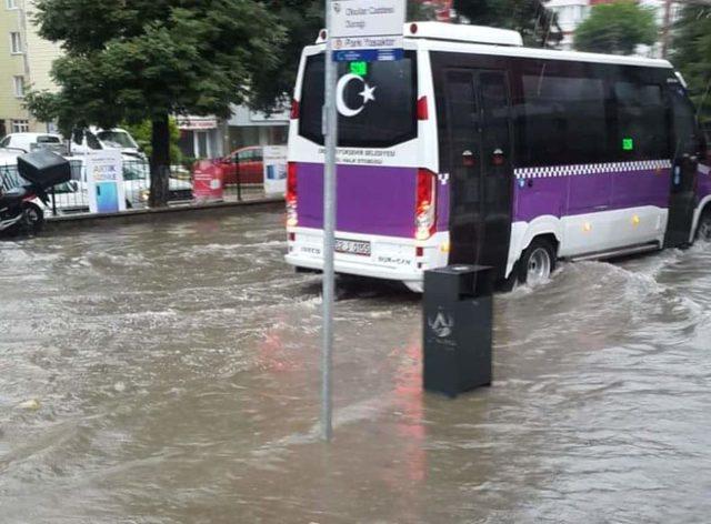 Ordu'da sağanak; yollar göle döndü, iş yerlerini su bastı