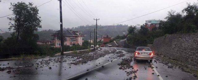 Ordu'da sağanak; yollar göle döndü, iş yerlerini su bastı