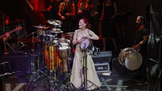 Candan Erçetin'den darbuka şov!