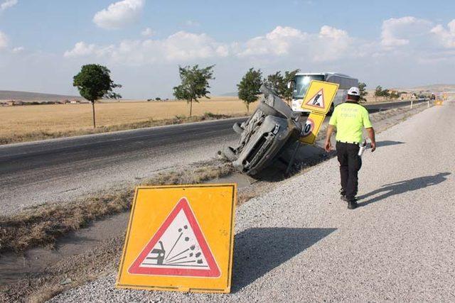 Refüje devrilen otomobildeki 4'ü çocuk 6 kişi yaralandı