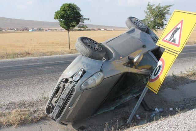 Refüje devrilen otomobildeki 4'ü çocuk 6 kişi yaralandı