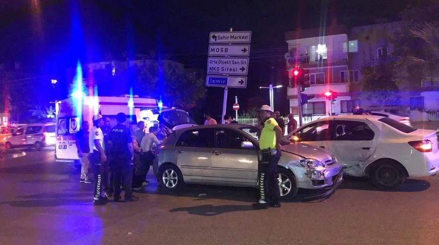 Manisa'da feci kaza! İki araç da kaldırıma savruldu: Çok sayıda yaralı var!