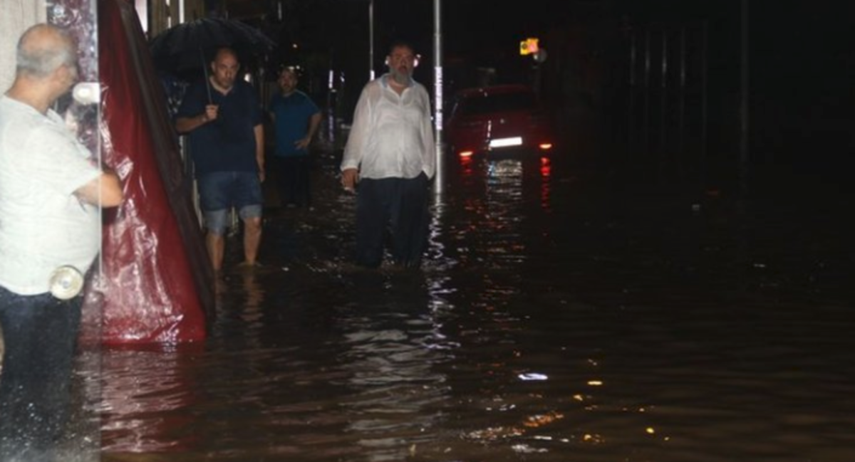 Şiddetli sağanak Rize'yi vurdu! 1 kişi sel sularına kapılarak kayboldu!