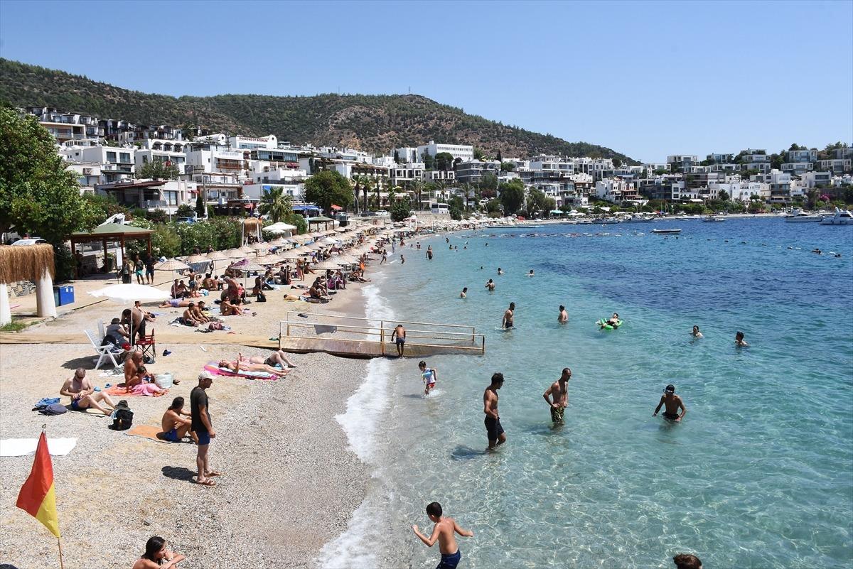 &Uuml;nl&uuml; tatil beldesinde sahiller doldu taştı!