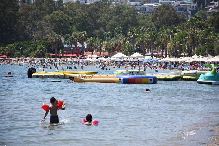 Ünlü tatil beldesinde sahiller doldu taştı! G5