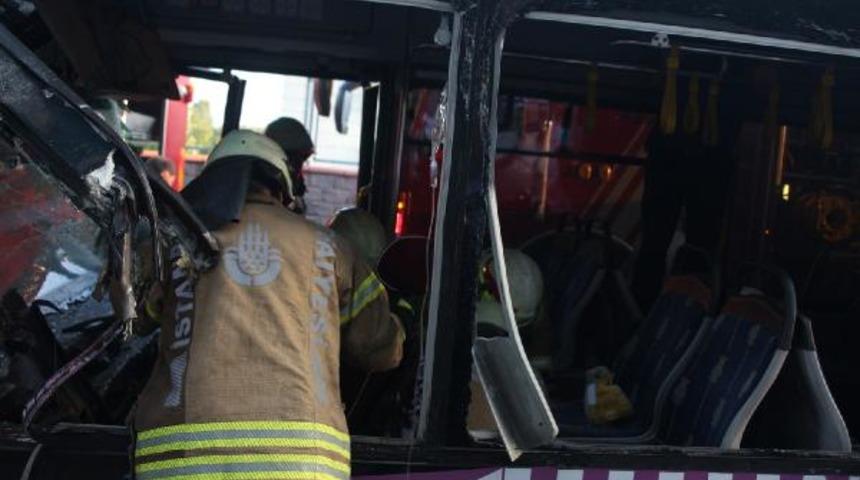 Sancaktepe&rsquo;de kaza! Halk otob&uuml;s&uuml; hafriyat tırına &ccedil;arptı