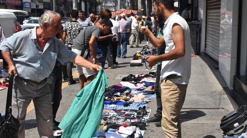İzmir'in g&ouml;beğinde 'ne alırsan 1 TL' pazarı