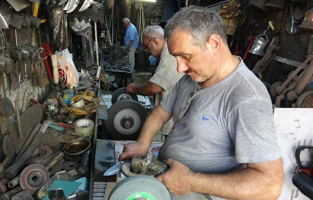 Bıçaklar kurbanlıklar için bileniyor