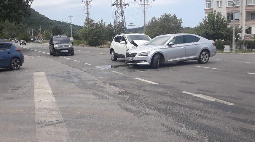 Kontrolden &ccedil;ıkan ara&ccedil;lar &ccedil;arpıştı: 1 yaralı